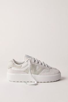 Women’s Sneakers For Fall, Shoes For Women New Balance, Popular Women’s Sneakers 2023, Shoe Inspo Women, Trendy Low-top Fall Sneakers, Back To School Shoes 2024, Cream Low-top Platform Sneakers For Streetwear, Best Everyday Shoes, White Sneaker Outfits Women