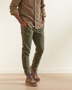 How To Style Corduroy Pants Men, Outdoor Mens Style, Ben Fuller, Green Pants Outfit Men, Manly Outfits, Fall Fashion For Men, Olive Pants Outfit, Khaki Pants Outfit, Green Pants Outfit