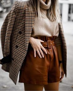 Découvre 22 idées de tenues avec ton short ! Tout les conseils et idées tenues sont dans cet article ! #modefemme #femme40ans #blogmode #pullcolroulébeige #blazerimprimé #shortcuir Nike Blazer Outfit, Shortalls Outfit, Fashion Thoughts, Winter Outfits 2020, Estilo Chic, Winter Trends, Trend Fashion, Plaid Blazer