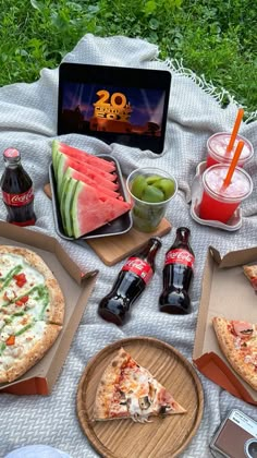 Picknick Date Aesthetic, Park Food Ideas, Piknik Ideas, Picnic Ideas Aesthetic, Picnic Food Ideas Aesthetic, Piknik Aesthetic, Movie Picnic, Picnic Aesthetic Ideas, Picnic Date Ideas