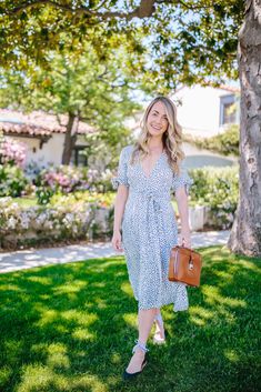 Dress to impress: what to wear on a first date | Rhyme & Reason Preppy Style Spring, Colorful Summer Outfits, Bright Yellow Dress, Ladylike Dress, Moms Fashion, Best Dress, Preppy Style Summer, Blue And White Dress, Dress Out