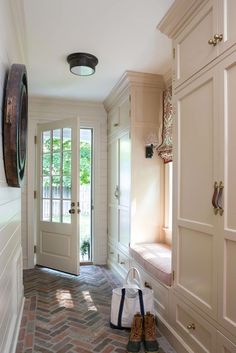 Mudroom ideas for different spaces! Get ideas for how to design a mudroom for small spaces, laundry rooms, hallways, and more. #”laundryroomstoragesmallspaces” Vstupná Hala, Farmhouse Mudroom, Mudroom Entryway, Small Bedrooms, 아파트 인테리��어, Brick Flooring, Patio Interior