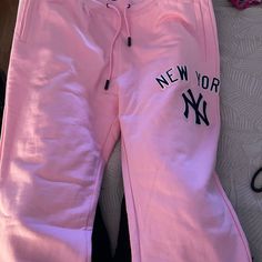 Pink Ny Yankees - Never Worn With Tags Unrealistic Wishlist, Cute Lazy Day Outfits, Lazy Day Outfits, Girly Accessories, Ny Yankees, Grey Sweatpants, Simple Trendy Outfits, Clothing Ideas