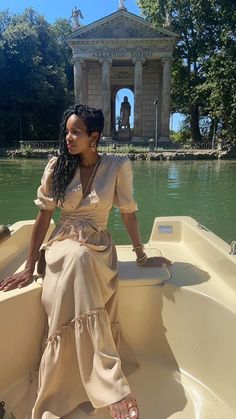 Black Women In Italy, Dark And Light Academia Aesthetic, Europe Pics, Light Academia Aesthetic, Vacation Mood, Black Femininity, European Women