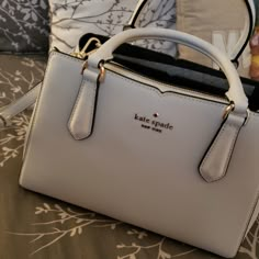 White Kate Spade Purse. Can Be Used As A Handbag Or Shoulder Bag. Brand New With Tags. Asking 200 Or Best Offer. Kate Spade Purse Outfit, Kate Spade Aesthetic, Kate Spade Bag Black, Expensive Purses, Purse Outfit, Luxury Bags Collection, Kate Spade Shoulder Bag, Everyday Handbag, Bags Kate Spade