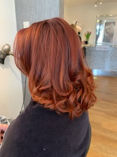 Red Roots Copper Ends, Ginger With Root Smudge, Auburn Root Smudge, Copper Smudge Root, Copper Hair Root Smudge, Copper With Root Smudge, Copper With Root Shadow, Short Layered Copper Hair, Short Wavy Copper Hair