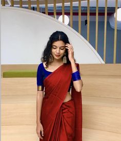 Silk Saree Poses Photoshoot Ideas, Plain Red Saree Look Modern, Saree Ideas For Freshers, Cotton Saree Poses, Blouse Design For Plain Saree, Plain Sarees With Designer Blouse, Blouse For Plain Saree, Plain Saree Blouse Designs, Formal Saree Office Classy