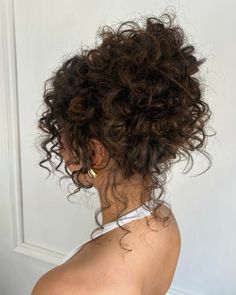 Elegant Curly Wedding Hair, Curls Hairstyles Natural Hair, Whimsical Updos Bridal Hairstyles, Long Curly Wedding Hair With Veil, Updo Natural Curly Hair, Gala Updo Medium Hair, Curly Bridal Bun, Curly Hair Women Styles, Elf Wedding Hair