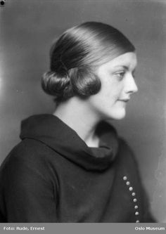 1920s Curls, 1920's Hairstyles, Side Buns, Hairstyles 1920s, Roman Hairstyles, Interesting Hair, Radium Girls, Curl Care, Retro Updo