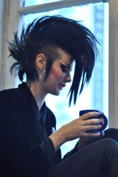 Goth Hairstyles, Punk Hairstyles, Sup Girl, Short Punk Hair, British Punk, The Velvet Underground, Gothic Hairstyles, Goth Hair