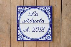 a blue and white tile with the words la abuella est 2018 written in spanish