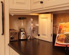 a blender sitting on top of a kitchen counter