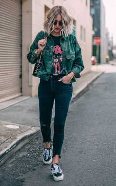 Musa do estilo: Lian Galliard - #GuitaModa. Jaqueta verde militar, t-shirt preta com estampa de banda, calça jeans skinny preta, tênis vans Tucked In Outfits Women, 2024 Style, Style Muse, Office Outfit, Victoria Secrets, Black Women Fashion, Wardrobe Style, Fashion Mode, Casual Street Style