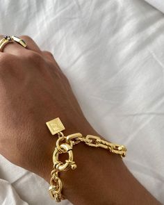 pretty bracelet right ladies? Dope Jewelry, Girly Jewelry, Jewelry Trends, Chain Bracelet, Gold Chain