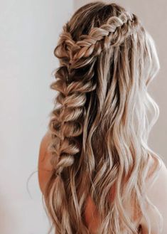 Hair Trends 2022, Wedding Hair Trends, Hair Specialist, Simple Wedding Hairstyles, Hoco Hairstyles