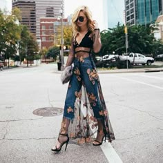 10 outfits con tenis para salir en la noche - Mujer de 10: Guía real para la mujer actual. Entérate ya. Floral Tulle Dress, Crop Dress, Hozier, Mode Inspo, Trend Fashion, Inspired Outfits