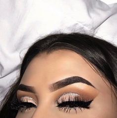 Stile Kylie Jenner, Maquillage Yeux Cut Crease, Colorful Eye Makeup, Makeup Eye Looks, Eye Makeup Art