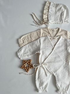 This product is carefully made with 100% cotton, double-layered muslin fabric for your baby's sensitive skin. Designed for 0-3 months, it is suitable for use from newborns. It consists of 3 pieces: 1 romper, 1 hat, and 1 pair of gloves. The romper features soft elastic at the sleeves and ankle cuffs, offering a stylish design without irritating your baby's skin. The overalls are worn by tying them with a rope and there are snaps on the inside. The hat includes a drawstring for adjustable fit. It is produced in compliance with OEKO-TEX® standards. It should be washed according to the instructions provided on the care label. Newborn Jumpsuit, Baby Kimono, Newborn Coming Home Outfit, Newborn Hats, Newborn Sets, Muslin Baby, Muslin Fabric, Coming Home Outfit, Oui Oui