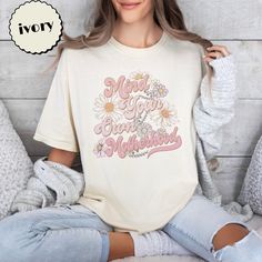 Vintage Short Sleeve T-shirt For Mother's Day, Cute Mother's Day Graphic Print T-shirt, Mother's Day Screen Print Relaxed Fit T-shirt, Trendy Mother's Day Graphic T-shirt, Mother's Day Graphic Tee Soft-washed, Free Mind