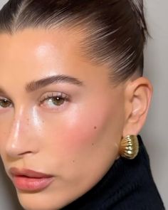 12 Makeup Trends That Will Dominate in 2024, Say Top MUAs | Who What Wear UK Eye Makeup 2024 Trends, 2024 Eye Makeup, Nude Lip Makeup Look, Hailey Bieber Makeup, Fashion Trend 2024, Nude Lip Makeup