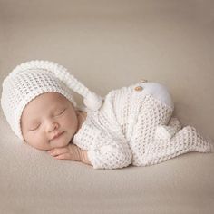 Newborn Photography Outfit, Foto Newborn, Baby Fotografie, Adorable Newborn, Newborn Baby Photos, Newborn Poses, Baby Growth, Foto Baby, Newborn Shoot