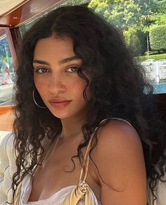 Italian Face Claim, Mediterranean Curly Hair, Greek Beauty Standards, Mediterranean Hair, Mediterranean People Woman, Columbian Woman, Mexican Girl Face Claim, Mexican Face Claim Female, Italian Woman Curly Hair