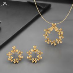 Round Gold Pendant, Pendent Design, Gold Pendant Set, Locket Earrings, Dishwashing Gloves, Diamond Pendants Designs, Modern Gold Jewelry, Gold Jewelry Simple Necklace, Gold Mangalsutra Designs