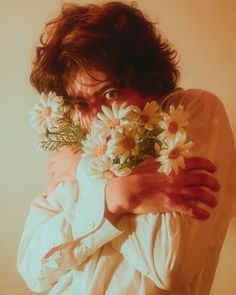 Its a picture of a man with his flowers. The portrait has glow and pastel colors and the man is protcting hus flowers. The flowers produce an interesting shadow in his eyes. Photographie Portrait Inspiration, Human Reference, Body Reference Poses, Human Poses Reference, Human Poses, Poses References, Anatomy Reference, Pose Reference Photo, Art Poses