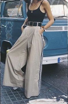 Find More at => http://feedproxy.google.com/~r/amazingoutfits/~3/XYEufVpHmwU/AmazingOutfits.page Look 80s, Diy Sy, Wide Legged Pants, Mode Hippie, Athleisure Trend, Looks Street Style, Mode Inspo, Urban Wear, Looks Style