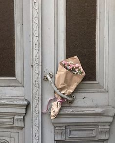 a bunch of flowers that are sitting on the side of a doorknott