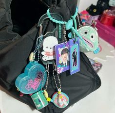 ig: pastraces #hoshi Ita Bag Decorations, Aesthetic Keychain, New Jeans Style, What In My Bag, Kawaii Aesthetic, Cute Keychain, Diy Keychain, Essential Bag, Girls Bags