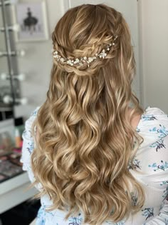 Elevate your bridal allure with this meticulously handcrafted wild flower hair vine, perfect for a romantic look. Ideal for half-up, half-down hairstyles with beautiful curls. It adds a perfect finishing touch to your appearance.  🤍Adorned with natural freshwater pearls in delicate apricot colour, white flowers, silver beads, leaves, and wire.  🤍This handmade floral wedding hair accessory brings a modern charm to your style. Versatile and elegant, it's ideal for brides, flower girl, or first c Bridal Hair Curls Half Up, Half Up Half Down With Pearls, Romantic Wedding Hair Half Up, Bride Hair Down Curls, Flower Girl Hair Styles, Braided Half Up Half Down, Wildflower Wedding Hair, Wedding Guest Hairstyles Curly Hair, Hairstyles With Curls