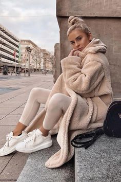 How to wear the best coat of the season! The Teddy Coat Teddy Mantel, Fall Activewear, Leggings Outfit Fall, Fall Leggings, Legging Outfits, Lady Fashion, Athleisure Outfits, Photoshoot Outfits