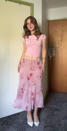 Spring Outfits Maxi Skirt, Cute Outfits Without Showing Skin, Floral Pink Skirt Outfit, Girly Summer Outfits Modest, Pink Girly Outfits Casual, Vintage Outfit Aesthetics, Aesthetic Girly Outfits, Modest Girly Outfits Casual, Puffy Sleeve Outfit