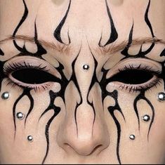 Back Tattoos Goth, Negative Space Makeup, Creative Goth Makeup, Cybersigilism Makeup, Cool Face Makeup, Crazy Eyeliner Looks, Goth Punk Makeup, Graphic Eyeliner Goth, Goth Graphic Liner