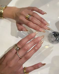 📷| “Gold Chrome French Tip done for madison before her houston show 🤍”  Gloss Nail Bar via Instagram. Gold Ring Inspo Aesthetic, Madison Beer Jewelry, Paznokcie Hello Kitty, Gold Chrome Nails, Kutek Disney, Golden Nails, Nagellack Trends, Nagel Tips, Makijaż Smokey Eye