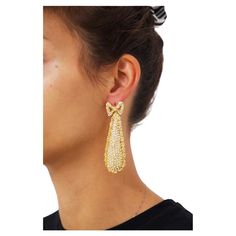 Beautiful pair of gold-plated metal alloy earrings dating from the 1980s, made in France. The earrings are made of a fine gold-plated metal and have a dangling shape. At the lobe is a little bow from the center of which the dangling body of the earring arises. The part underneath is studded with diamond-cut rhinestones. The outline is jagged, a detail that makes them very interesting. The pair is beautiful and recommended with a gathered hairstyle, even soft, to show their beauty in their entire Italian Hat, South Sea Pearls Earrings, Diamond Chandelier Earrings, Diamond Chandelier, Silver Chandelier Earrings, Cocktail Earrings, Silver Chandelier, Peinados Recogidos, Alloy Earrings