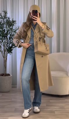 Winter In Spain Outfits, Jean Levis, Stylish Outfits Casual, Trench Beige, Fashion Top Outfits, Stylish Work Attire, Stylish Work Outfits, Evening Outfits