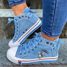 Koel en comfortabel: hoge sneakers met een rocky look. High-top sneakers zijn een klassieker onder de vrijetijdsschoenen. Onze Mirella Antano™ sneakers zijn iets speciaals met gewatteerde gegevens: dikke veters, een veterkoord aan de achterkant en decoratieve ritsen met hoepels geven de schoenen klasse. Of het nu gaat om een sportieve kantoorlook of een avondje uit, met "Mirella" op een korte jeans of een rok mogen uw schoenen zeker gezien worden. Hoge sneakers Rock look met veters, veters en ri Orthopedic Shoes Stylish, Blue Block Heels, Look Jean, Round Toe Sneakers, Denim Sneakers, Blue Block, Trending Sneakers, Denim And Lace