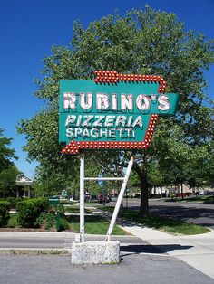 the sign for ruffino's pizzaria in sacramento, california is painted green and red