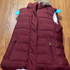 Banana Republic Sherpa Puffer Vest With Hoodie And Pockets Size Xsmall Color: Burgundy Red Condition: Like New/Nwot Cozy Warm Red Outerwear, Cozy Fit Outerwear With Adjustable Hood For Cold Weather, Puffer Vest With Hoodie, Vest With Hoodie, Puffer Vest, Burgundy Red, Banana Republic, Red White, Red And White