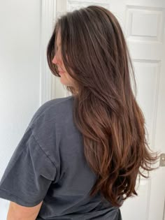 long layered hair, long layered haircuts, face framing layers, long haircut with layers via feellikeyouwaxandbeauty.com Hair Cuts V Shape Layers, Butterfly Haircut Long Brown Hair, Subtle Layering Long Hair, Butterfly Haircut Long Hair Brunette, Long Layer Butterfly Cut, Butterfly Layers Hair Long Straight, Medium Length Brown Hair With Layers Straight, Straight Hair Butterfly Cut, Brunette Butterfly Cut