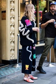 FWSS18 street style fashion week londres printemps ete 2018 Embroidered Fashion, Ss 2024, London Fashion Week Street Style, Fall Inspiration, Winter Mode, Looks Street Style, Street Style Trends, Street Style Fashion, Embroidered Clothes