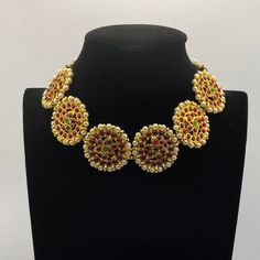 Wunderschöner eleganter handgemachter Choker direkt aus Indien. Metall-Basismetall mit Mikro-Goldpolitur, die Saris und elegant trägt. Verschiedene Farben erhältlich: rot, grün und blau. Halsband: ▪️Kemp Halsbekleidung ▪️Trachtenschmuck ▪️Rückenseil befestigt, um die Länge anzupassen ▪️mit passendem Ohrstecker Sie können Ihr individuelles Set mit jedem unserer Aharya Schmuckstücke zusammenstellen! Hinweis: - Farbe kann aufgrund von Beleuchtung leicht variieren - Wir bedauern, dass wir aus Gesundheits- und Hygienegründen nicht den Umtausch oder die Rückgabe aller Artikel in unserem Shop akzeptieren können. - Alle Verkäufe sind ABSCHLIESSLICH auf ALLE Bestellungen. Traditional Round Pallu Jewelry For Navratri, Adjustable Round Bridal Necklace For Festivities, Round Jewelry For Navratri Ceremonial Occasions, Ceremonial Round Tikka With Tilla Detail, Ceremonial Round Tikka With Tilla, Handmade Round Temple Necklace For Wedding, Festive Kundan Necklace For Diwali, Handmade Jhumkas For Festivals, Temple Jewelry Style Ceremonial Tikka