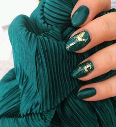 Nails Pictures, Christmas Nail Colors, Emerald Nails, Emerald Green Dress, Nagellack Trends, December Nails, Holiday Nail Designs, Christmas Gel Nails, Green Nail