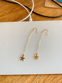 Minimalist gold star earrings on 14K gold filled chain, handmade with ear wires. Unique design, artisan quality dainty gold star chain earrings, brilliant design, minimalist style. Your handmade piece of jewelry is shipped to you in our special box perfectly ready to give as a gift or just a special treat for yourself. gold plate stars, 8mm 3 inch chain drop 14k gold filled chain other custom sizes available Sleepers Earrings, Gold Star Earrings, Diy Jewelry Earrings, Earrings Star, Moon Bracelet, Star Chain, Golden Jewelry, Design Minimalist, Custom Earrings