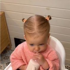 15 Kapsels voor baby / peuter met weinig of dun haar zoals staartje maken - Mamaliefde Styling Baby Girl Hair Infant, Baby Short Hairstyles Girl, Hair For Baby Girl, Baby Hair Styles Girl Short, Short Baby Hairstyles, Baby Girl Short Hairstyles, Short Hair Baby Girl Styles