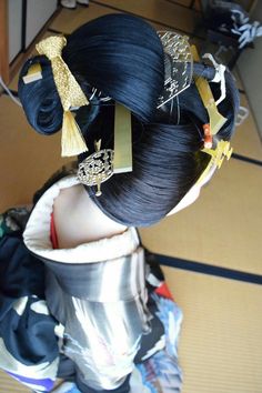 Japanese Updo, Japanese Hairpin, Cultural Clothes, Geisha Hair, Noh Mask, Japanese Costume, Geisha Tattoo, Japanese Hair, Traditional Hairstyle