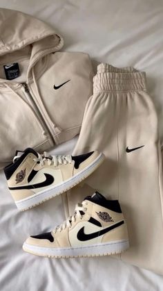 Wallpaper Nike, Stile Hijab, Cute Nike Outfits, Nike Shoes Girls, Preppy Shoes, Jordan Shoes Girls, Jordan Shoes Retro, Cute Nike Shoes, Neue Outfits