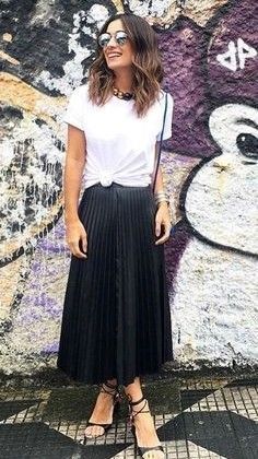 Black Pleated Skirt Outfit Work, Black A Line Skirt Outfit, Black Pleated Skirt Outfit Summer, Pleated Black Skirt Outfit, Pleaded Skirt Outfits, Black Pleated Skirt Outfit, Pleated Skirt Outfits, A Line Skirt Outfits, Maxi Skirt Winter